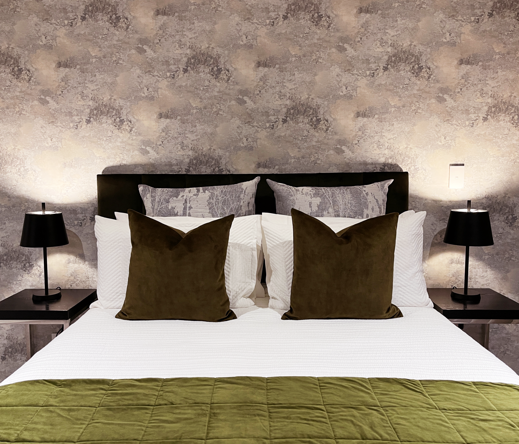 luxury bedroom with contemporary marble wallpaper and green velvet highlights